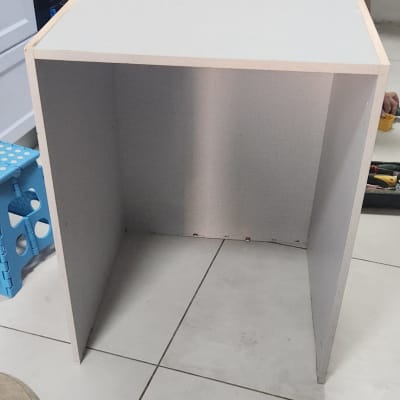 ארון מטבח לבן בהרכבה על רצפה לבנה