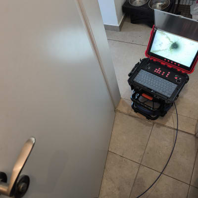 מכשיר בדיקה על רצפה ליד דלת פתוחה