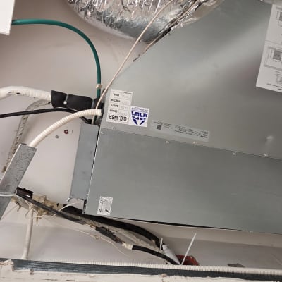 מערכת מיזוג אוויר עם צינורות וחיבורים