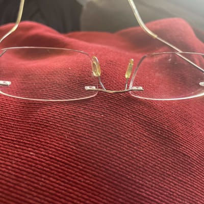 משקפיים ללא מסגרת על רקע בד אדום