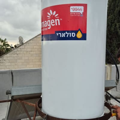 דוד שמש לבן עם לוגו סולארי על גג