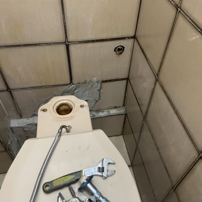 כלים לתיקון שירותים על מיכל אסלה