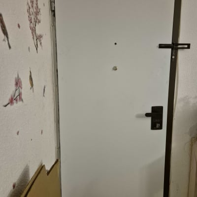 דלת לבנה עם ידית ומנעול