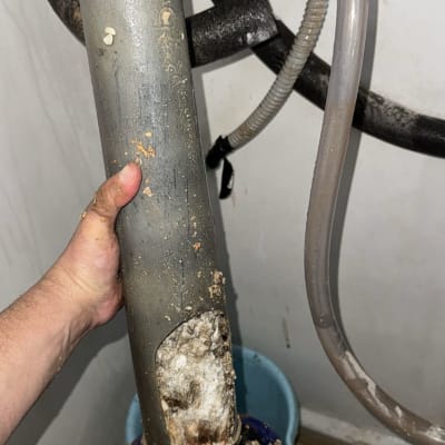 חלק מתכת עם צינורות ומיכל מים