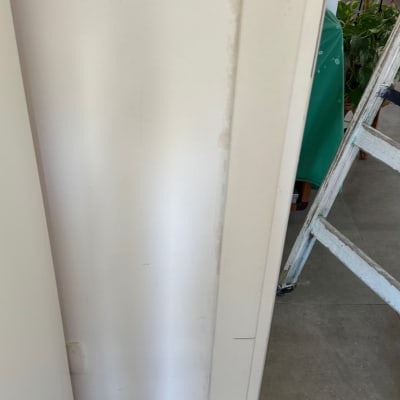 סולם ליד קיר עם תיקון צבע