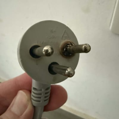 תקע חשמלי עם פין שרוף ביד אדם