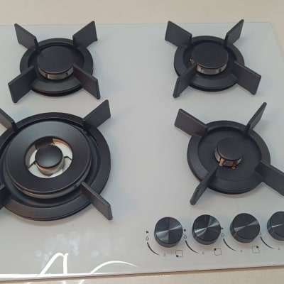 כיריים גז עם ארבעה מבערים וכפתורי שליטה