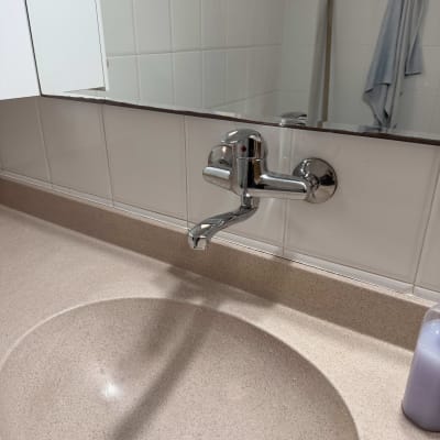 ברז וכיור בחדר אמבטיה עם מראה