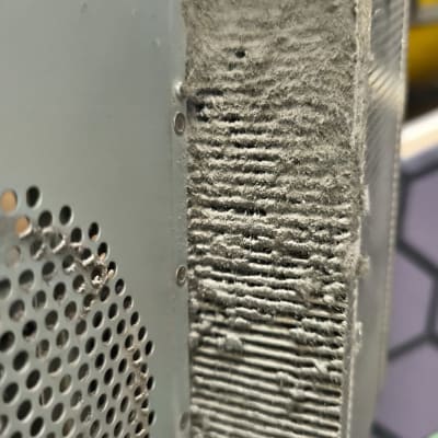 מחשב עם אבק על מאוורר ומארז מתכת