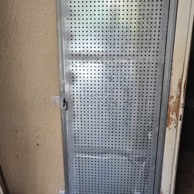 דלת מתכת מחוררת מותקנת בקיר