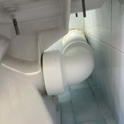 צינור חיבור לאסלה עם ברגים