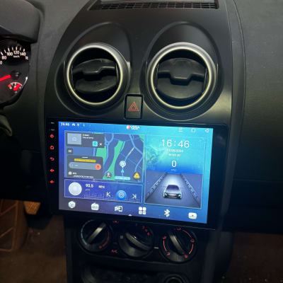 מסך מולטימדיה ברכב עם ניווט ומד מהירות