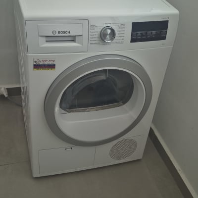 מכונת כביסה בוש בחדר כביסה