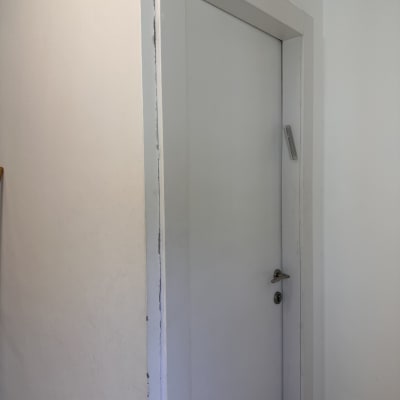 דלת לבנה עם ידית כסופה