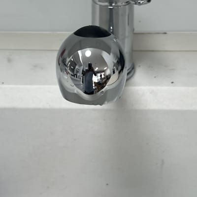 ברז כרום מעל כיור עם מסננת