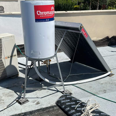 דוד שמש כרומגן על גג עם קולטים