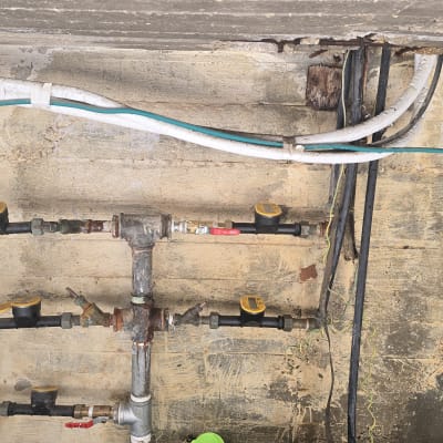 צנרת מים עם מד מים ומסנן מותקן על קיר