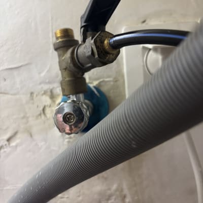 ברז וצינור מים על קיר