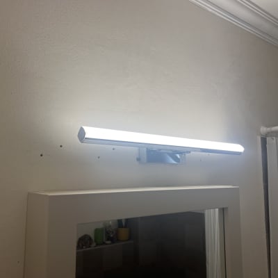 מנורת לד מותקנת מעל מראה בחדר אמבטיה