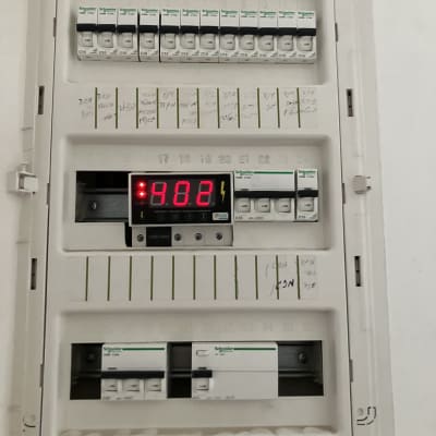 לוח חשמל עם מפסקים ומד מתח דיגיטלי