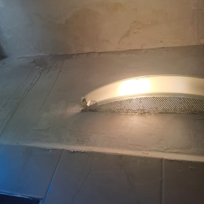 קיר עם טיח ותאורה חלקית