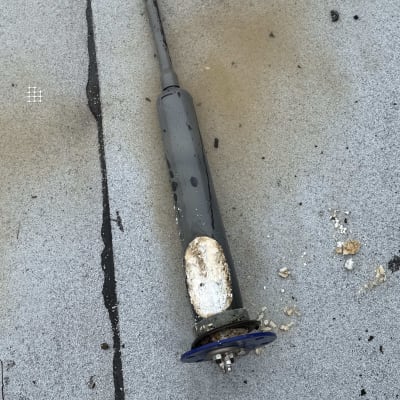 חלק מתכת על גג שטוח, ייתכן קשור לתחום השמש