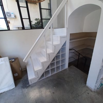 מדרגות עץ לבנות עם מדפים מובנים מתחת