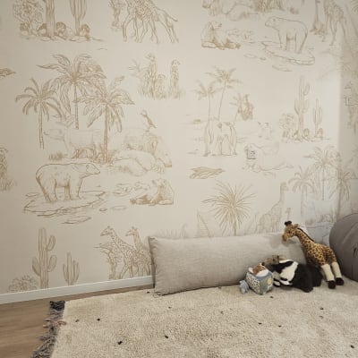 טפט עם איורים של חיות וצמחים על קיר בחדר ילדים