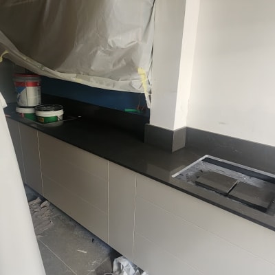 שיש כהה במטבח עם כלים לצביעה