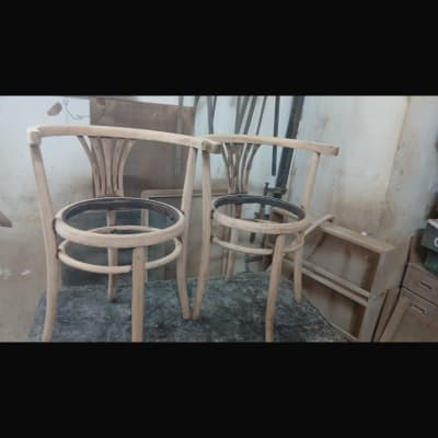 שני כיסאות עץ ללא ריפוד בסדנה