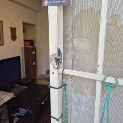 תיקון רשת דלת עם חוטים וקליפסים