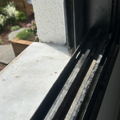 מסילה חלון מלוכלכת עם אבק ולכלוך