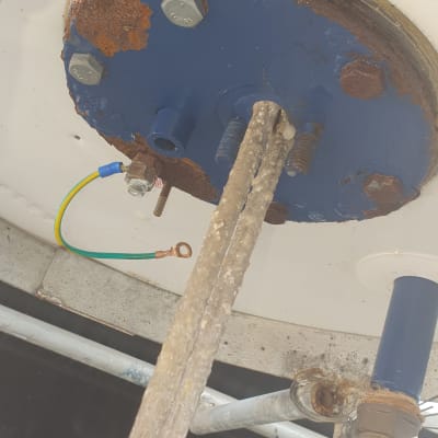 חלק תחתון של דוד שמש עם חלודה וחיבורים חשמליים