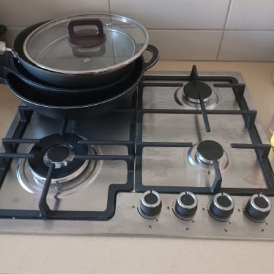 כיריים גז עם סירים ומכסה זכוכית