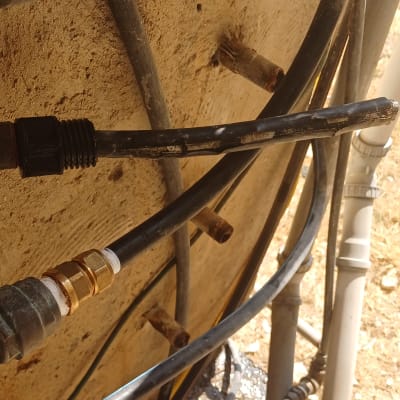 צינורות וחיבורים על קיר חיצוני