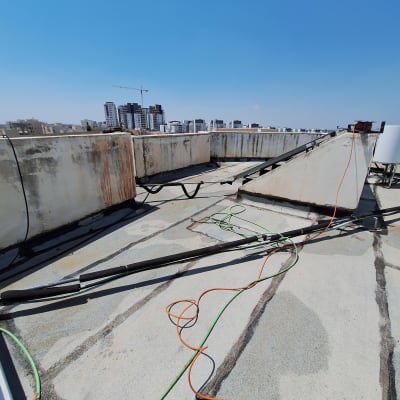 חוטים על גג עם איטום סדוק