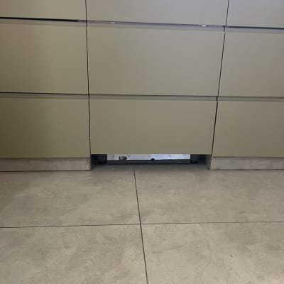 ארונות מטבח עם רצפת אריחים