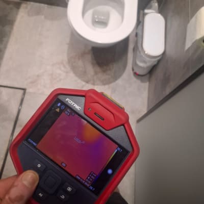 מד חום תרמי בשירותים, מציג תוצאות על מסך.