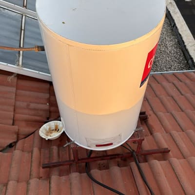 דוד שמש מותקן על גג רעפים