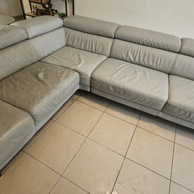 ספה אפורה על רצפת אריחים