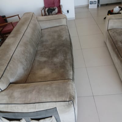 ספה מלוכלכת לפני ניקוי בתחום ניקוי ספות