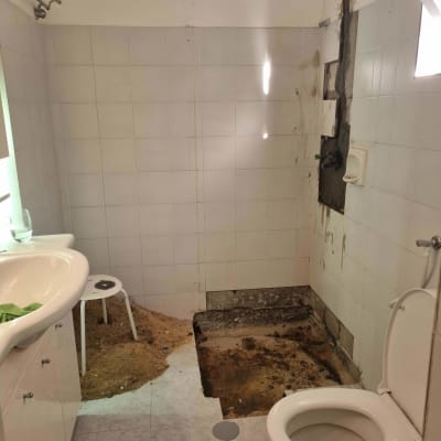 חדר אמבטיה עם עבודות שיפוץ, חפירה בקיר וברצפה