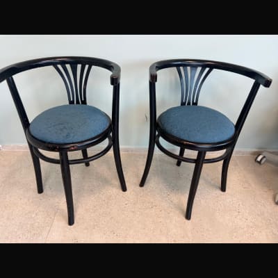 שני כיסאות עם ריפוד כחול