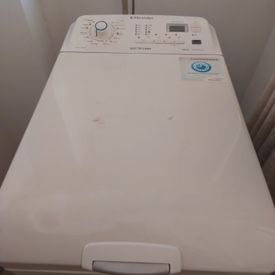 מכונת כביסה עם כפתורים ותצוגה דיגיטלית