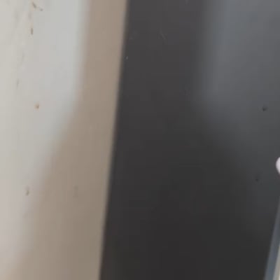 קיר עם סימני תיקון ליד מכשיר חשמלי
