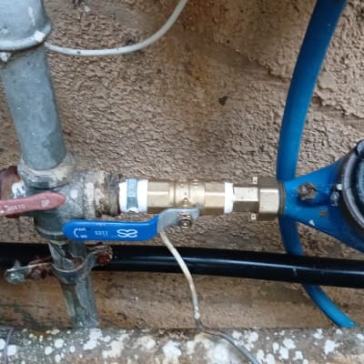 צינורות מים עם ברזים ומונה כחול