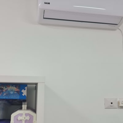 מזגן קיר לבן מותקן על קיר לבן