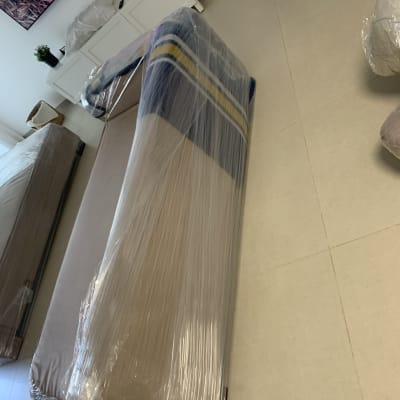 רהיטים עטופים בניילון מוכנים להובלה