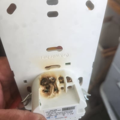 חיבור חשמלי שרוף עם חוטים ומחברים