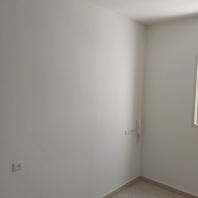 קיר צבוע בלבן עם שקע חשמל